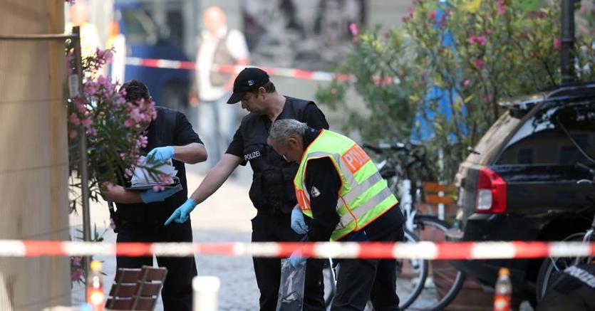 Investigatori della polizia sul luogo dell’esplosione ad Ansbach (Afp)